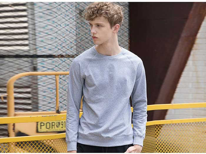 純色插肩袖線圈圓領衛衣定做模特實穿之花灰色效果展示圖